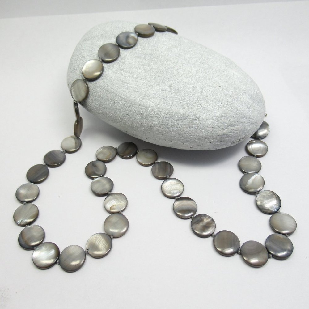 Hand Knotted Shell necklace - Picture 5 of 8